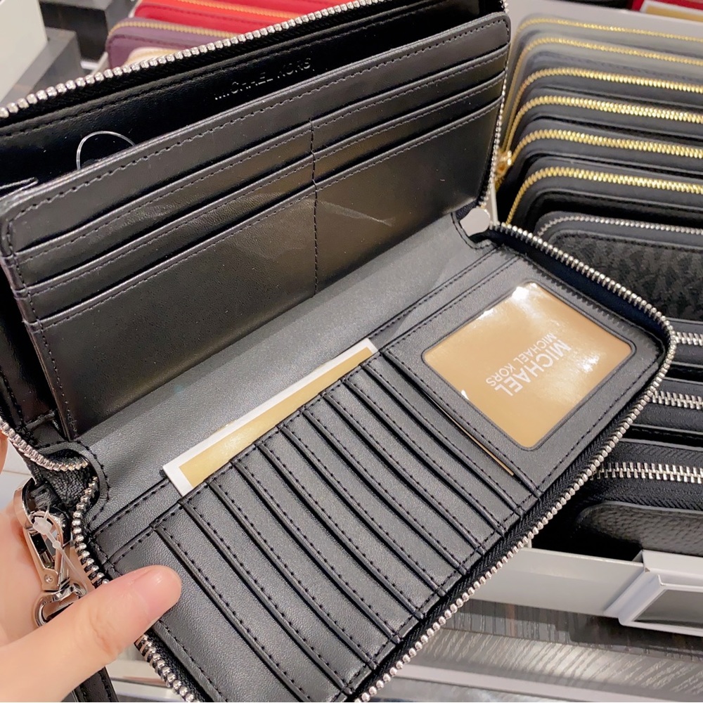 MICHAEL KORS Large Logo Continental Wallet - Picture 6 of 6